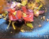 รูปขั้นตอนการทำที่ 4 ของ ผัดดอกแคสีแดงกับหมูสับ