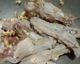 รูปขั้นตอนการทำที่ 2 ของ ปีกเป็ดน่องเป็ดนึ่งสมุนไพร (Steamed Duck Wings and Duck Legs with Herbs)