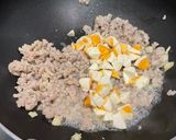 รูปขั้นตอนการทำที่ 1 ของ หมูเด้งผัดไข่เค็ม