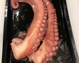 Foto del paso 3 de la receta: Pulpo a la brasa, ajo crujiente y puré de patatas al pimentón (picante 🌶 y sin lactosa 😉)