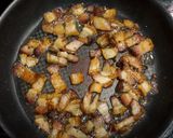 รูปขั้นตอนการทำที่ 2 ของ คะน้าผัดหมูกรอบพริกแห้ง รีดน้ำมันจนหมูแห้งกรอบ หอมกลิ่นพริกแห้ง