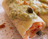 Foto del paso 5 de la receta: Canelones fríos de salmón ahumado y queso crema con mayonesa de pesto