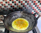 Foto langkah ke 3 dari resep Telur Dadar Udang.