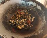 รูปขั้นตอนการทำที่ 3 ของ ผัดกระเพราหอยขม