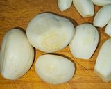 Foto del paso 2 de la receta Patatas confitadas al aroma de langostinos al ajillo
