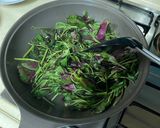 รูปขั้นตอนการทำที่ 2 ของ ผักโขมแดงผัดไข่