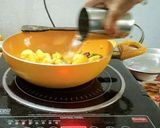 A picture of step 3 of Dahi Aloo.