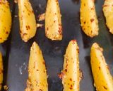 Foto langkah ke 3 dari resep Spicy Potato Wedges.