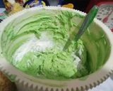 Foto langkah ke 5 dari resep Cornflakes cookies pandan.