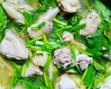 Hình bước làm 3 của món Gà tre hấp tỏi, lá quế, hành lá 🐥