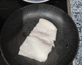 Foto del paso 5 de la receta: Bacalao Skrei con Mantequilla de Miso al limón y Cebolla caramelizada