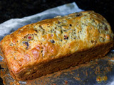 Pan de aceitunas, cebolla y provolone