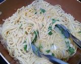 A picture of step 6 of Garlic lovers spicy linguine and clams.