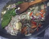 Foto langkah ke 4 dari resep Tumis Bunga Pepaya Teri Daun Singkong.