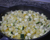 Foto del paso 2 de la receta: Tortilla de patata y calabacín rellena de queso cheddar