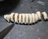 A picture of step 4 of Tiny Cinnamon Rolls شیرینی رول دارچینی.