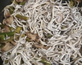 Foto del paso 3 de la receta: Revuelto de gulas, champiñones y espárragos trigueros