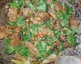 Foto langkah ke 5 dari resep Ga Prao Peek Gai (กะเพราปีกไก่).