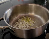 Foto del paso 3 de la receta: Sopa de Repollo con fideos chinos y huevo cocido