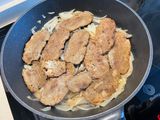 Filetes de seitán en salsa de cebolla y bebida de Almendras