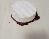 Foto del paso 3 de la receta: Hojaldre navideño con queso, confitura y cebolla caramelizada