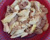 Hình bước làm 1 của món Gà kho nấm hải sản