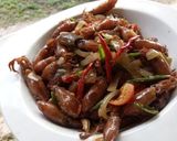 Foto langkah ke 7 dari resep Oseng Cumi Asin pedas.