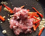 รูปขั้นตอนการทำที่ 2 ของ ผัดผักบุ้งหมูสับ