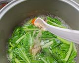 Foto langkah ke 3 dari resep Sayur Bening Caisim (Sawi Hijau) Wortel.