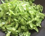 Foto langkah ke 2 dari resep Tumis bunga pepaya buncis teri medan.