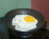 Foto langkah ke 1 dari resep Telor Ceplok Pedas.
