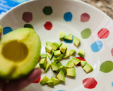 Foto del paso 3 de la receta: Ensalada Donuts de salmón 🥯 🍣 🧅 🍏 🥑 🌾 🍃