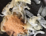 Foto del paso 1 de la receta: Huevos a la flamenca con cebolla caramelizada 🍳