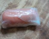 Hình bước làm 2 của món Xúc xích cuộn bánh tráng chiên giòn