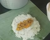 Foto langkah ke 5 dari resep Nasi Bakar Ayam Suwir.