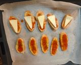 Foto del paso 2 de la receta: Crostini caliente de queso, pesto y jamón