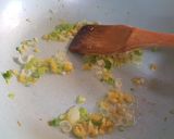 Foto del paso 2 de la receta: Arroz chaufa de camarones a la Yooko