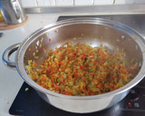 Foto del paso 7 de la receta: Chocos🦑 en salsa y pella canaria todo sin gluten