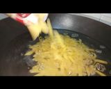 A picture of step 1 of Spicy penne arrabiata.