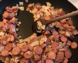 Sajtos-tejfölös-virslis rakott tészta recept fázis 2 fotója