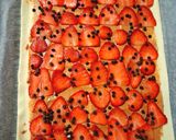 Foto del passaggio 4 della ricetta ​🍓 Girelle di sfoglia, crema di arachidi e fragole fresche 🍫