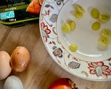 Foto del paso 1 de la receta: Ensalada de salmón con uva blanca, caqui y huevo