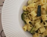 Foto del passaggio 2 della ricetta Tubetti cremosi con zucchine