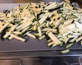 Une image de l'étape 1 de Frites de courgettes aux épices orientales et graines de lin.