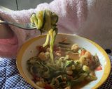 Foto del passaggio 4 della ricetta Spaghetti di zucchine con gamberetti