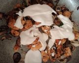 Foto del passaggio 3 della ricetta Pollo alla Stroganoff