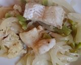 Foto del paso 3 de la receta: Merluza en sartén con cebollas rehogadas