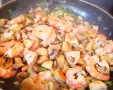 Foto del paso 5 de la receta Salteado de champiñones con ajetes y langostinos
