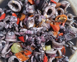 Foto langkah ke 9 dari resep Cumi hitam kuah pedas.