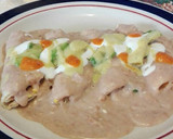Foto del paso 4 de la receta: Enfrijoladas rellenas de huevo a la mexicana